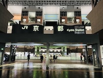 「幼い息子と一緒に雨に降られた京都旅行。傘なしで歩いてたら見知らぬ車から...」