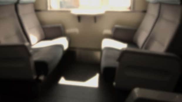 おじさんとはぐれ一人で立ってたら...(画像はphotoACより)