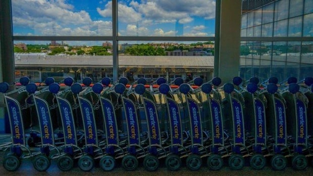 海外の空港で途方に暮れて（画像はphotoAC）