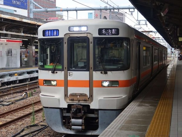 電車旅の途中で(画像はphotoAC)