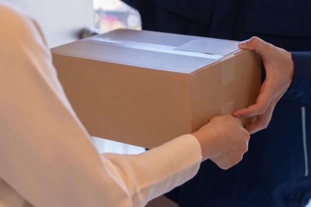 自宅に宅配が...(画像はphotoAC)