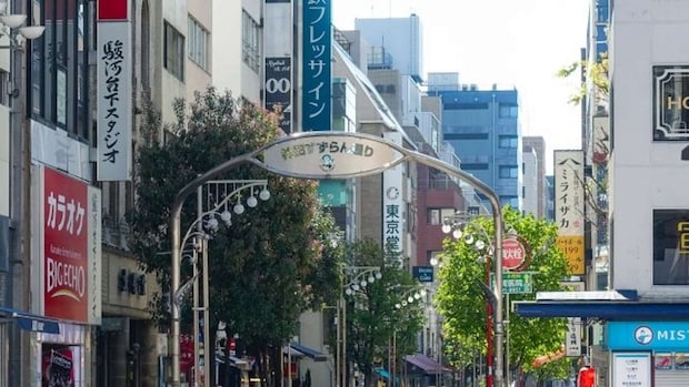 神保町本店が面している「神田すずらん通り」（写真はPhotoACより）