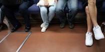 「ディズニーへ行くために乗った都会の混雑電車。1歳次男をあやしつつ、小2長男に話しかけてたら...」（新潟県・40代女性）