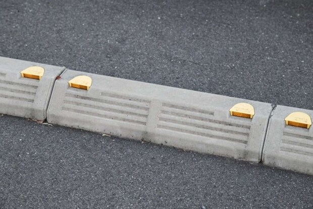 タイヤが乗り上げて（画像はphotoAC）