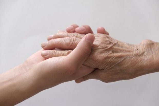 おばあさんに声をかけられて（画像はphotoAC）