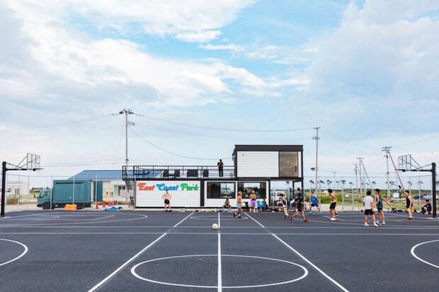 カフェ併設のバスケットコート（画像はせんだい海浜エリアナビ ぐるっと、海手HPより）