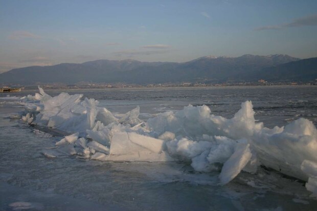 諏訪湖の「御神渡り」（写真は諏訪地方観光連盟「諏訪フォトライブラリより」）
