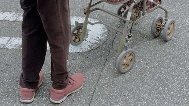 おばあさんを誘導して無事歩道へ(画像はphotoAC)