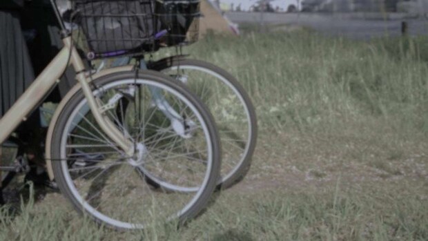 2人が自転車で...（画像はphotoAC）