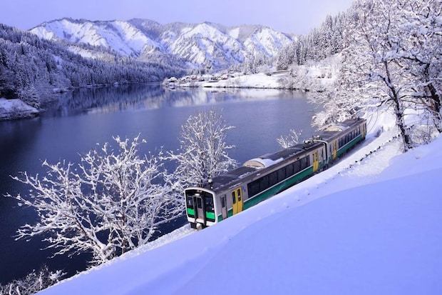 只見川沿いを走る只見線(画像はプレスリリースより)