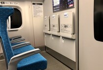 「大混雑で空席無しの新幹線。ドア近くで立ってた私に、幼児連れで2席を使う若い母親が」（大阪府・60代女性）