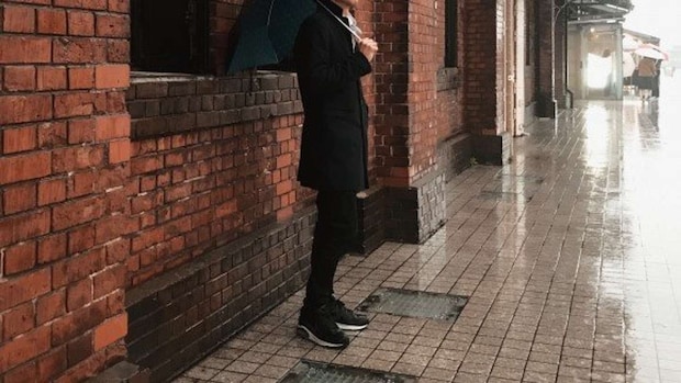 雨宿り中に男性たちが...(画像はphotoAC)