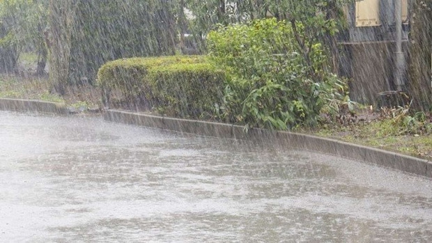 どしゃ降りの雨の中...(画像はphotoAC)