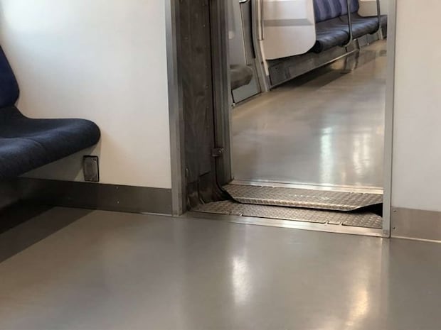 帰宅時間の総武線で(画像はphotoAC)