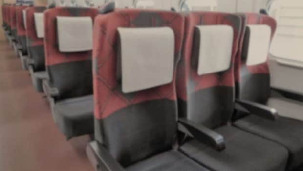 2つだけ空席を見つけて(画像はphotoAC)