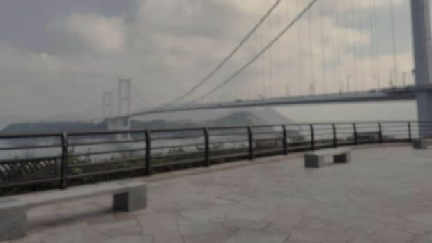 ベンチで横になっていると...(画像はphotoAC)