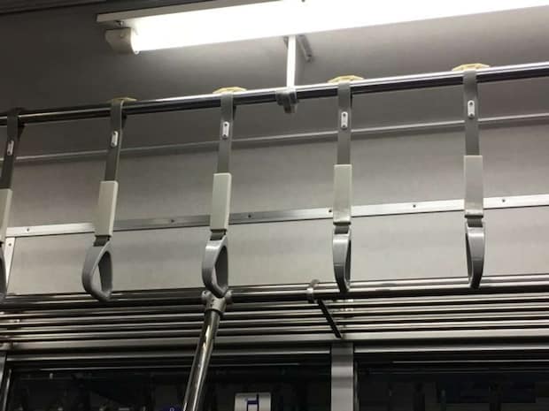 網棚に置いた荷物が...(画像はphotoAC)