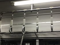 「教科書入りの重い荷物を電車の網棚に置いてた私。それが落ちてオジサン客の肩に直撃してしまい...」（新潟県・50代女性）