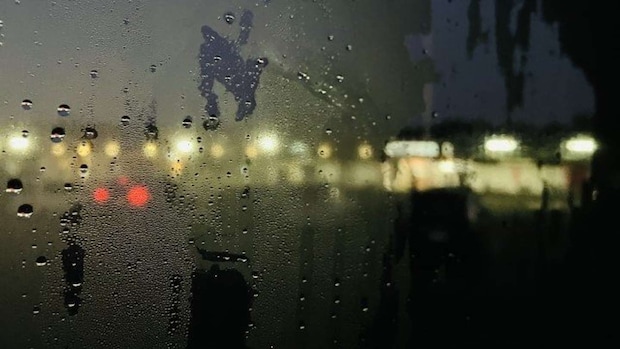 気づけば隣は空席に(画像はphotoAC)