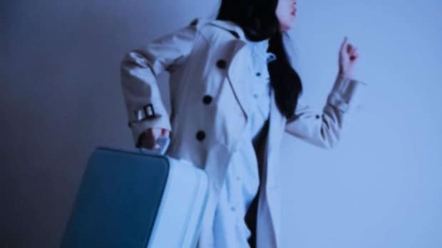 夜の街を全力疾走（画像はphotoAC）