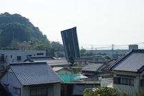 街に道路が刺さってる...　まるでゲームのバグ？高知の衝撃風景に驚き広がる