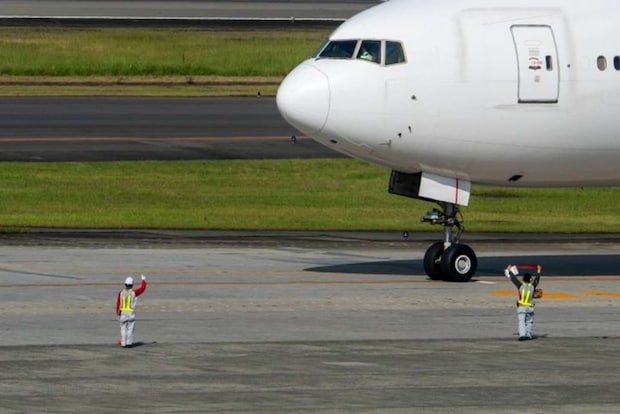 飛行機の窓から見えたもの（画像はphotoAC)