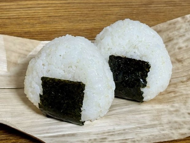 おにぎりをくれて...(画像はphotoAC)