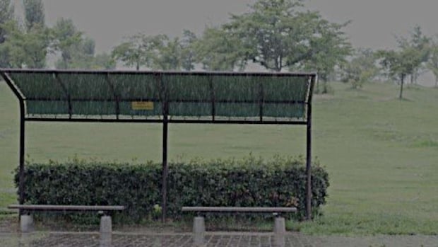 雨の日、バス停で（画像はphotoAC）