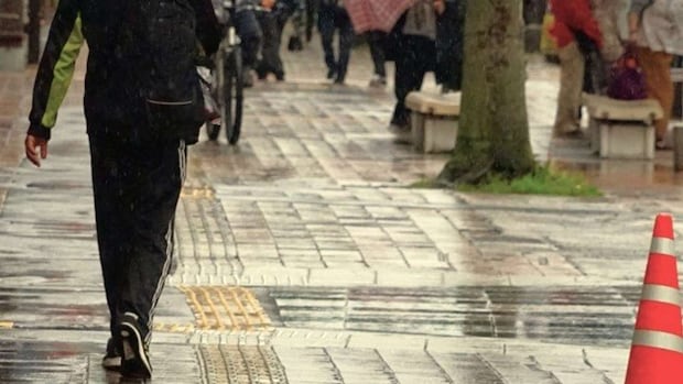 雨の日、バス停で（画像はphotoAC）