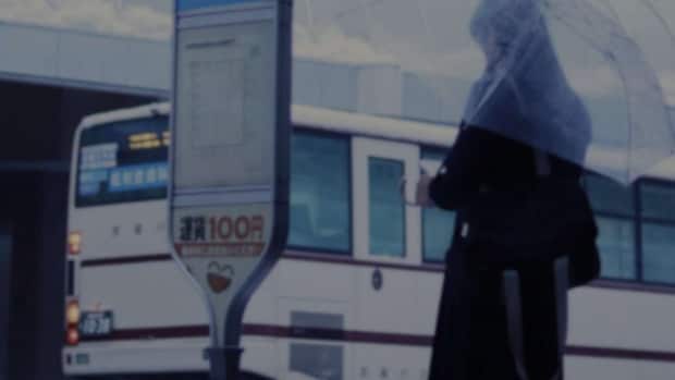 雨の日、バス停で（画像はphotoAC）