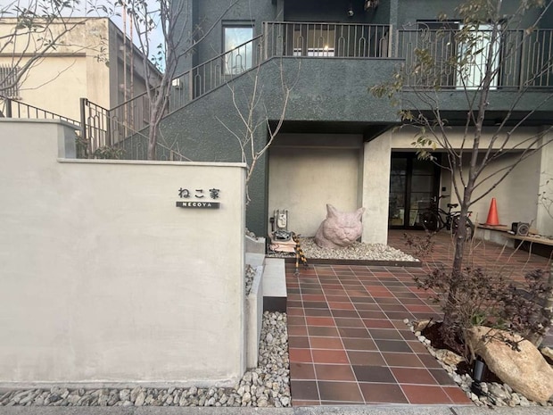 会社のビル入り口に設置(画像提供:ねこ家)