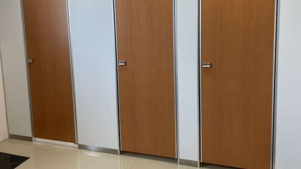 たった一つだけ空いてた個室に（画像はphotoAC）