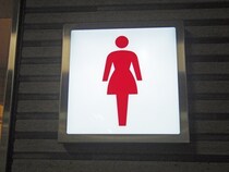 「3歳の息子を連れて行った駅のトイレ。『もれそう』と言う息子に、前に並ぶ女性が声をあげ...」（大阪府・40代女性）