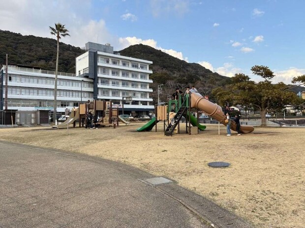 芝生に遊具広場も。子どもたちも元気に遊んでいた