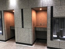 10代にはわからない？　ビルにあるへこんだ壁の正体は...「お1人さまラーメン？」「シャワー浴びるところですよね」