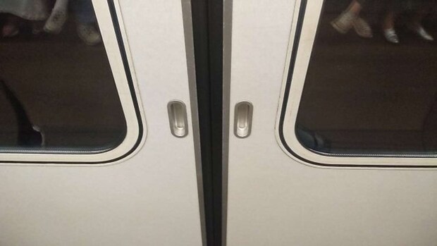 友だちに会いに行く電車で（画像はphotoAC）