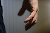 「混雑してない電車なのに、オジサンが耳元で『はぁはぁ』。鞄でガードしても反対側まで回ってきて」（群馬県・40代女性）