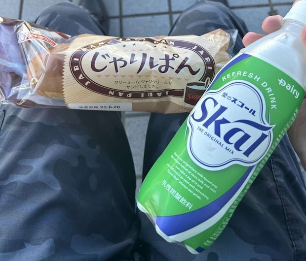 作中で主人公たちもよく飲んでいた「スコール」（写真は記者撮影）