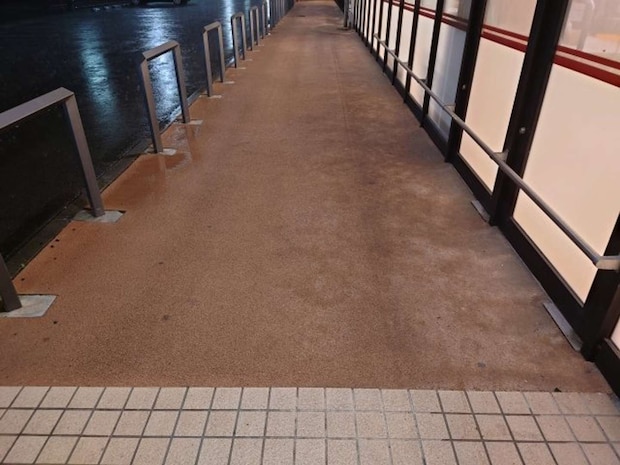 雨はやむ気配無く（画像はphotoAC）