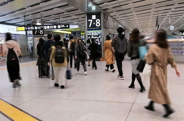 都会の駅で困惑(画像はphotoAC)