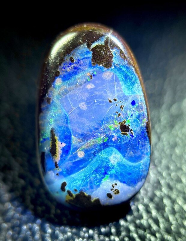 海の色を吸い込んだかのようなボルダーオパール(画像提供:ろこ(@roko_o64)さん)