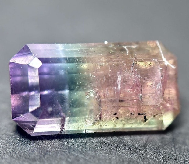 虹のような色彩を持つトルマリン(画像提供:ろこ(@roko_o64)さん)