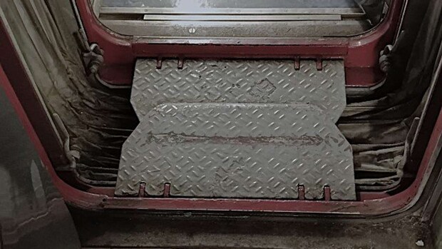 電車の連結部分で（画像はphotoAC）