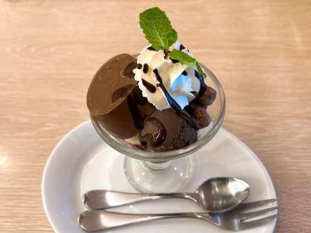 パフェのチョコソースで（画像はphotoAC）