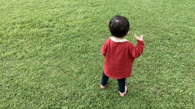 1歳娘と散歩中に(画像はphotoAC)