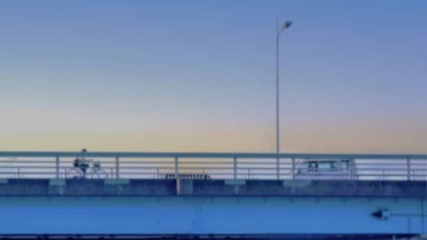 橋の上で急に...(画像はphotoAC)