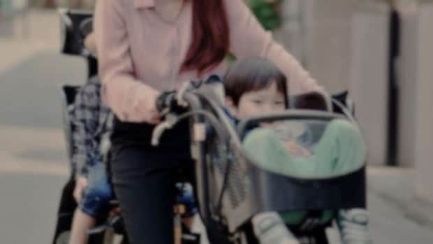 子供たちを自転車に乗せて(画像はphotoAC)