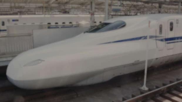 通路側の席に座っていた青年が（画像はphotoAC）