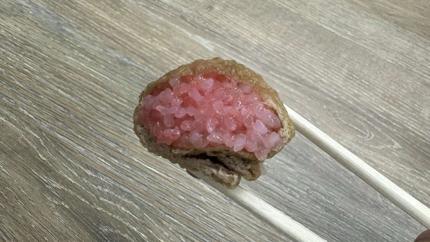 「津軽めんこい懐石弁当『ひとくちだらけ』」の紅しょうがのおいなりさん。ピンク色だ。（編集部撮影）