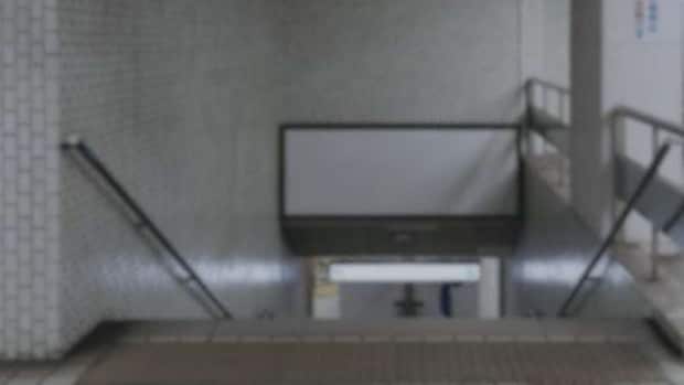 下り階段をさっと(画像はphotoAC)